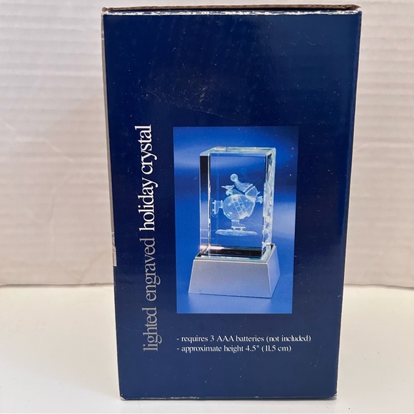 Lighted engraved holiday crystal - ICE SKATING SANTA - Picture 8 of 9